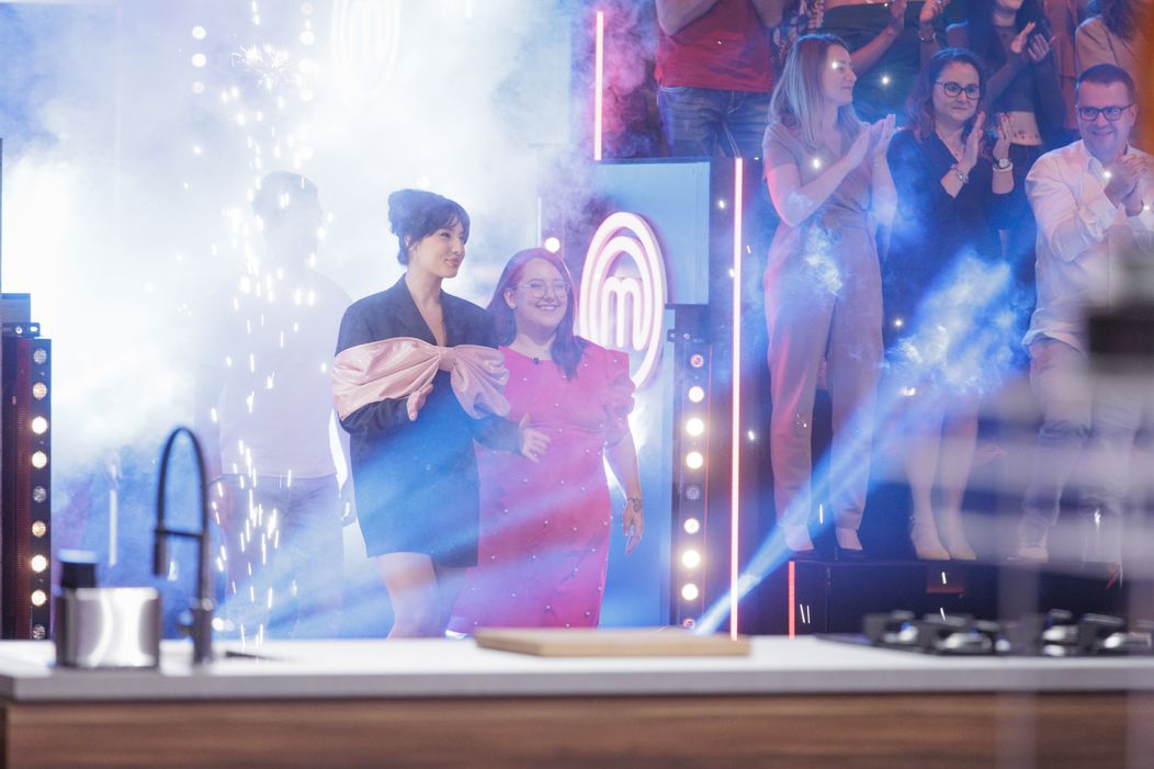 Finala MasterChef, 11 decembrie 2024. Finaliștii intră în bucătăria MasterChef, pregătiți să lupte pentru marele trofeu. Cei trei concurenți sunt copleșiți d (7)