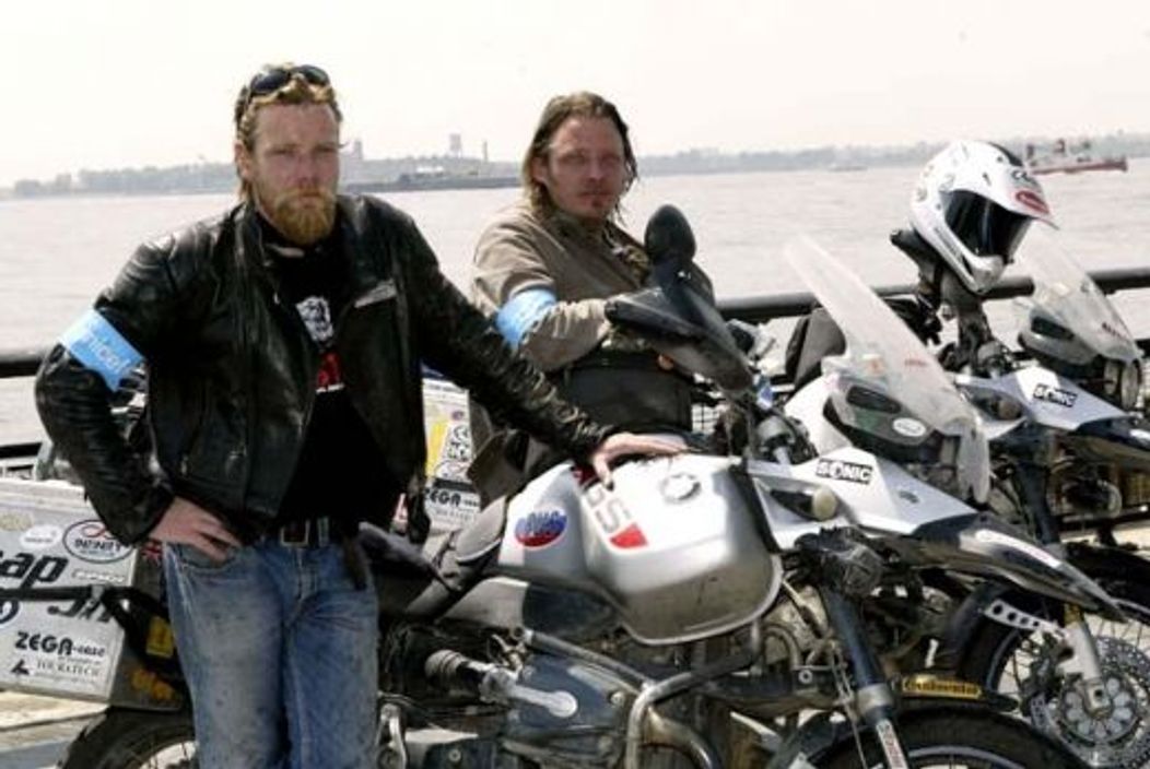 Ewan McGregor si Charles Bloomber