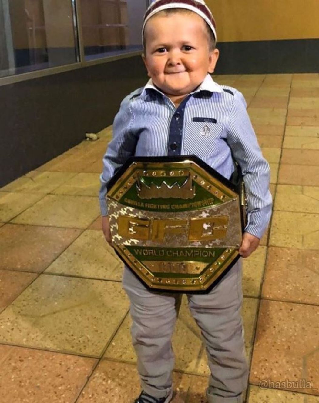 Hasbulla Magomedov cu o centură de lupte MMA. Sporturile de contact sunt pasiunea sa