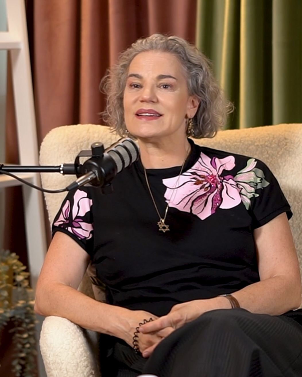 🌸 Noul episod MOM by Nicoleta Luciu s-a lansat - link în bio.Am stat de vorbă cu Maia Morgenstern – o femeie puternică, sinceră și extrem de caldă. Am vorbit despre greșelile din relația mamă-fiică, desp (2)