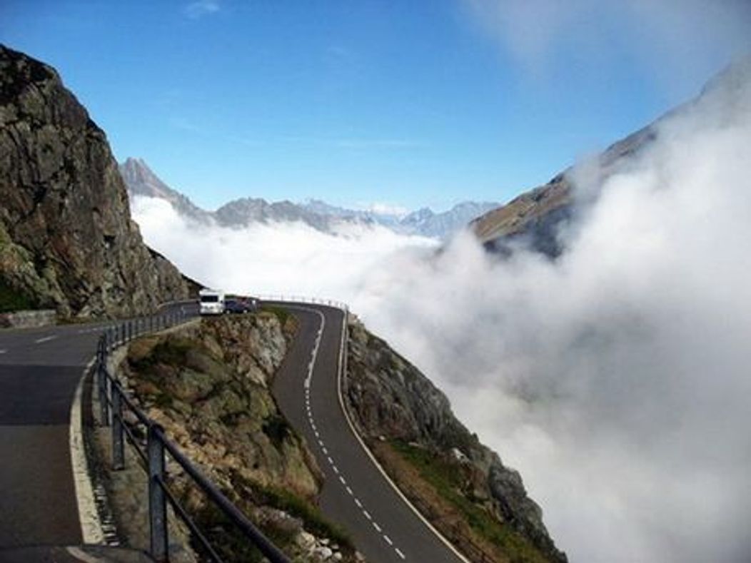 11. Oberalp Pass - Elvetia

Face legatura intre Elvetia Centrala si cantonul Graubunden Oberland. Fiind un drum "peste Alpi" este deschis traficului rutier numai vara, insa iarna se transforma in partie de schi si sanius.
