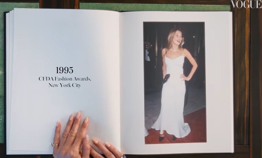 Kate Moss răsfăiește un album cu fotografii vechi, în care apare în ținute de gală

