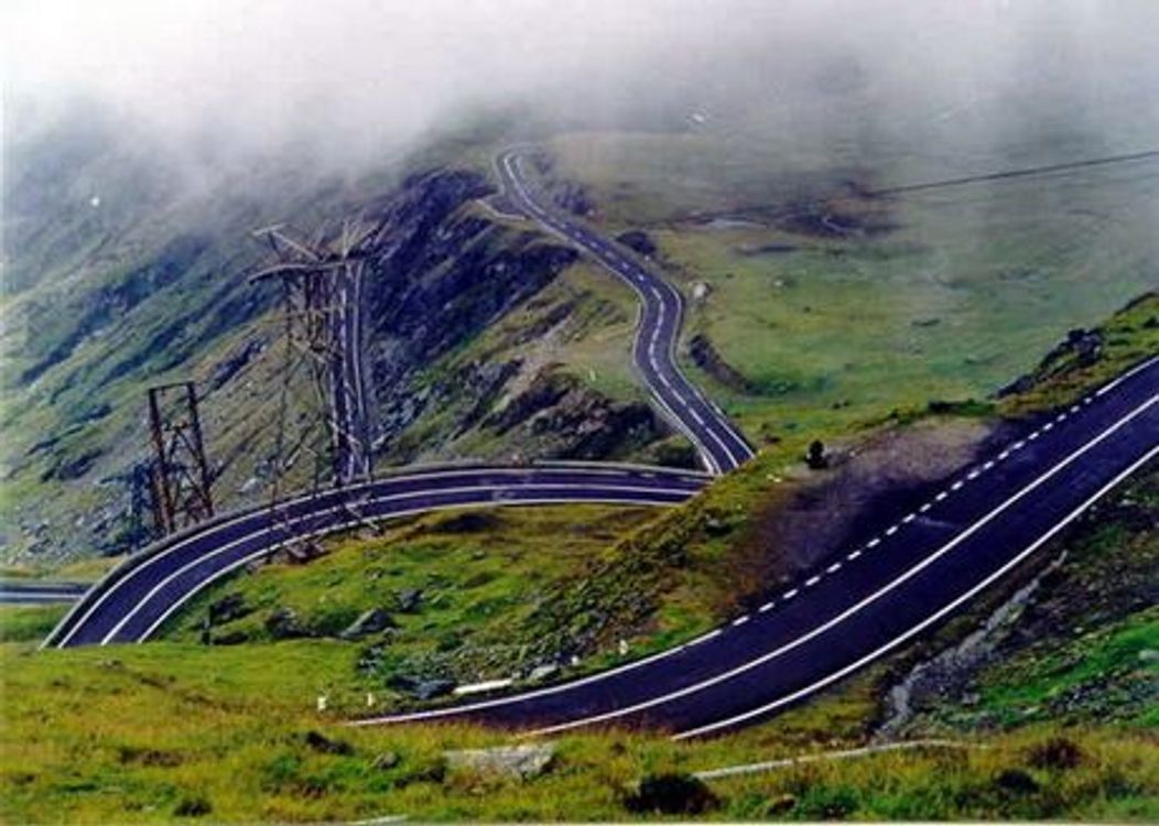 1. Transfagarasan - Romania  

"Bulevardul Caraptilor", care leaga Curtea de Arges de Sibiu, prin creierii muntilor, a fost inaugurat acum 38 de ani.  Cei 90 de kilometri ai acestui drum traverseaza zonele cele mai inalte ale Carpatilor Meridionali, fii