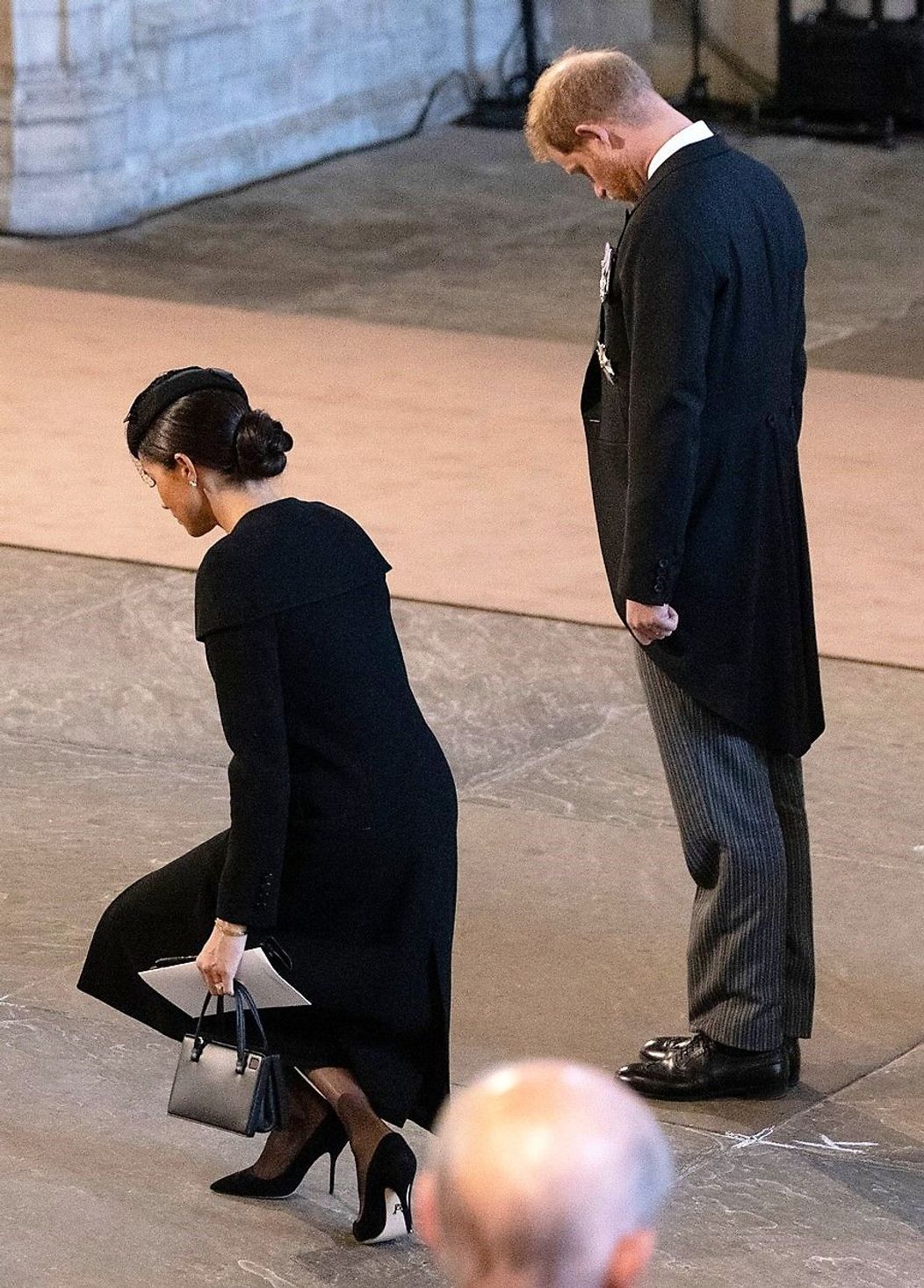 Meghan Markle face o plecăciune umilă în fața sicriului Reginei Elisabeta a II-a, în timpul ceremoniei de adio găzduită de Westminster Abbey. Ea a fost însoțită de soțul ei, Prințul Harry