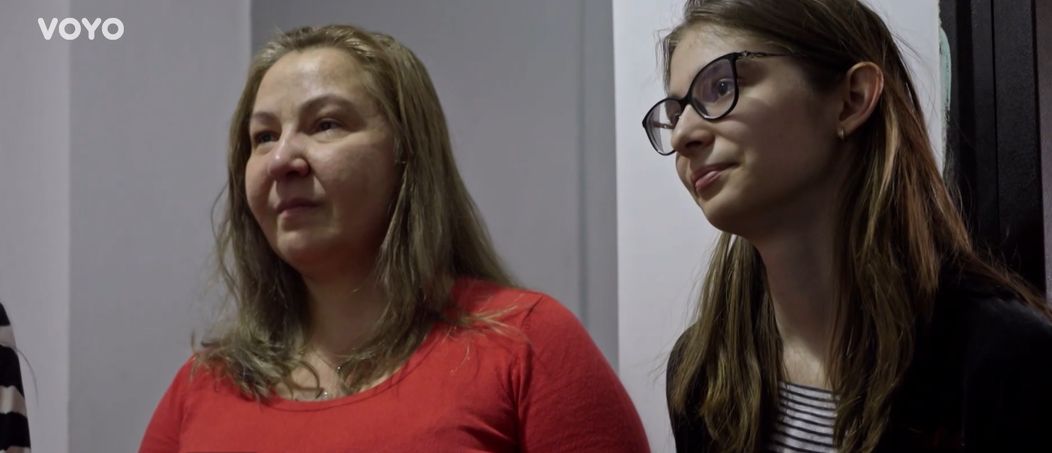 Arhitecții fac cunoștință cu familia Răceală, chiar de ziua de naștere a mamei. Cum arată garsoniera în care locuiesc Titica și Dariana „Erau atât de jenate” (6)