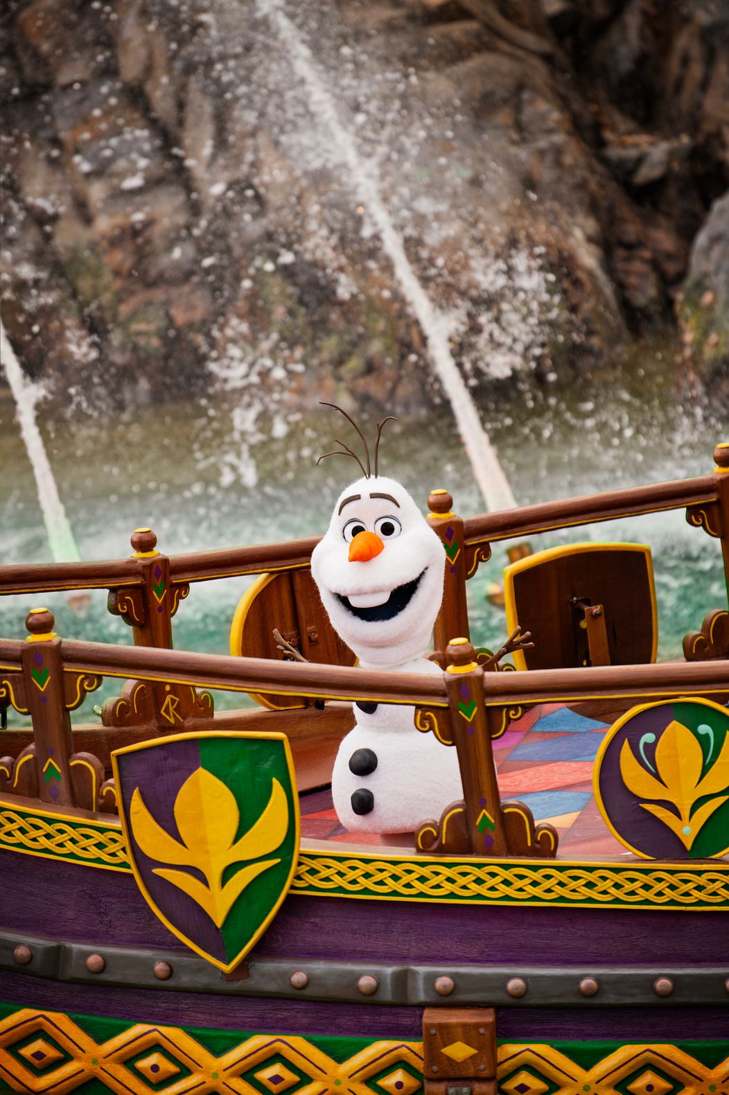 Disneyland Paris_Disney Adventure World_World Of Frozen_Olaf robotic character in A Celebration in Arendelle_Vertical_1