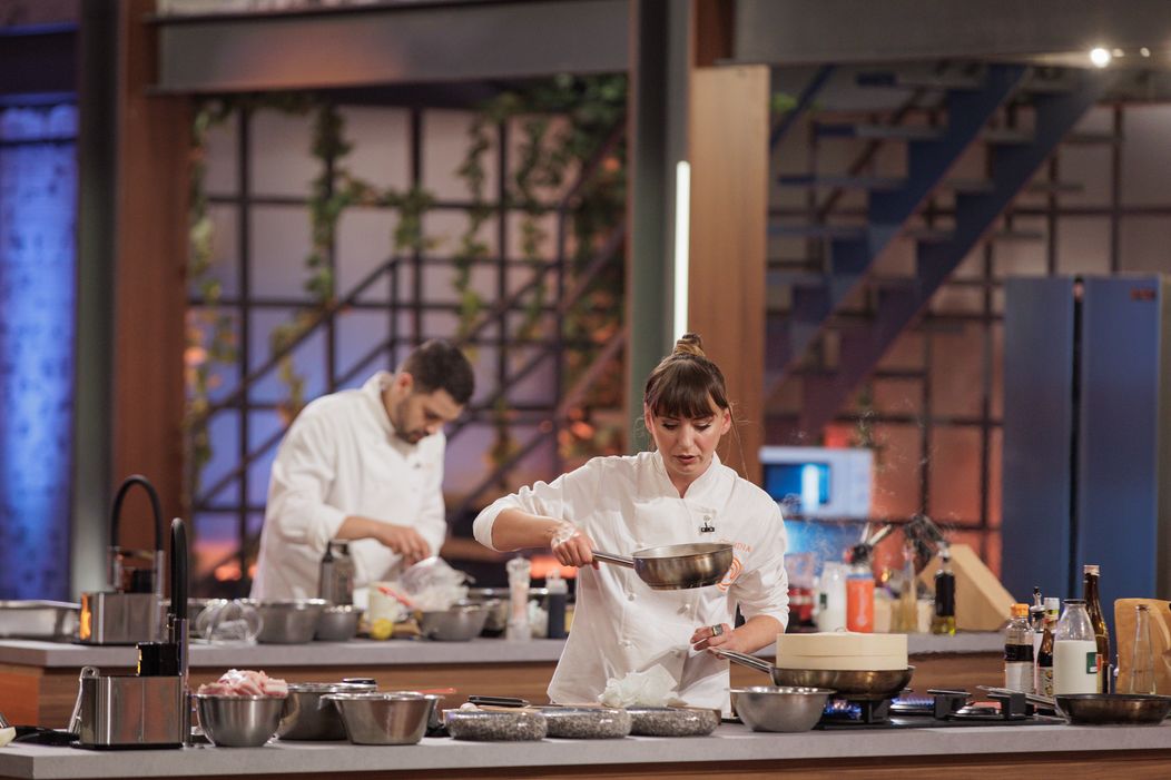 Finala MasterChef România,16 decembrie 2025. Începe prima probă a finalei sezonului 10. Foștii concurenți își exprimă la unison antipatia pentru Florin Drăgoiu și le fac galerie celorlalți doi fi (21)