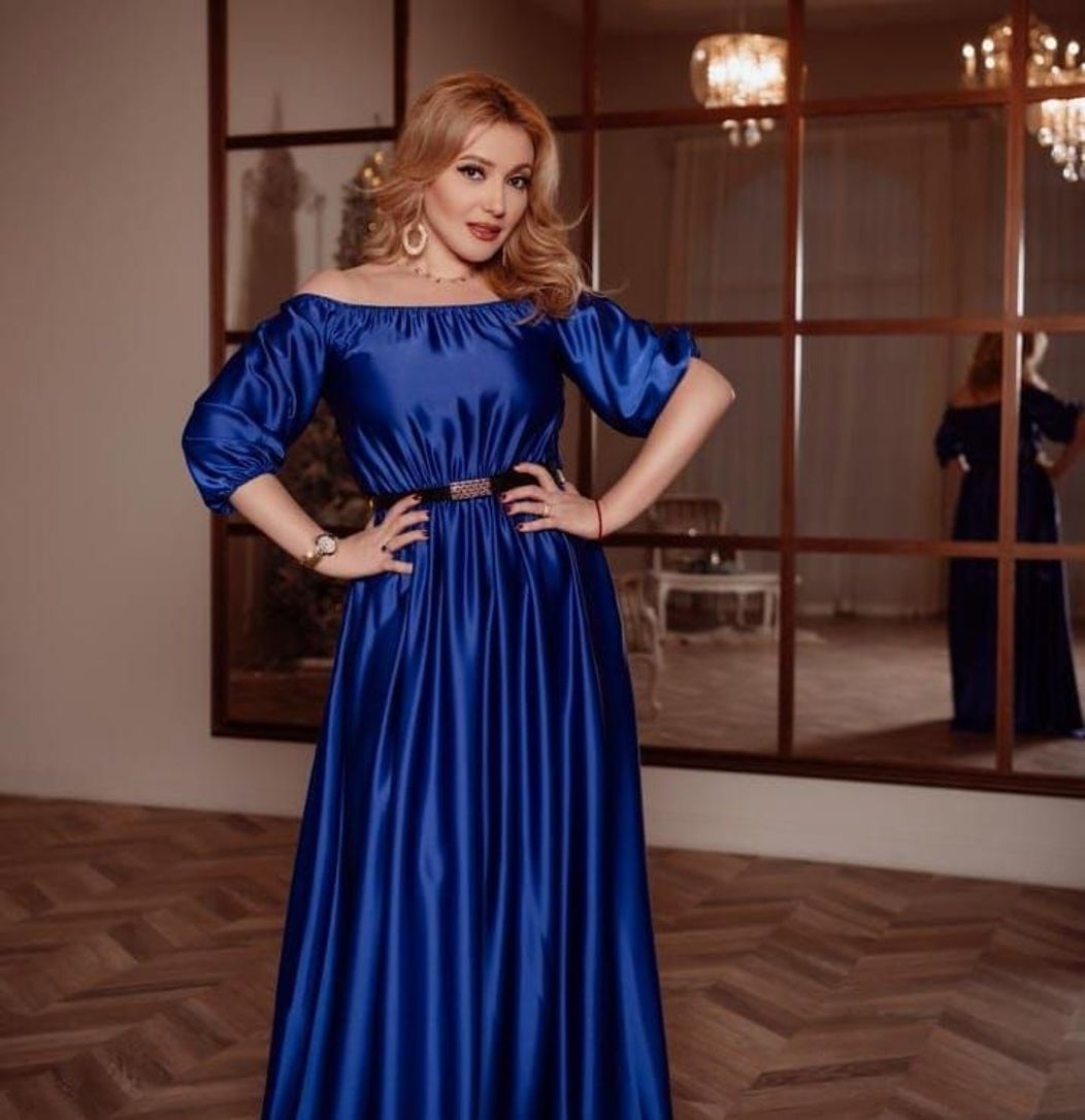 Adriana Ochișanu într-o rochie albastră 
