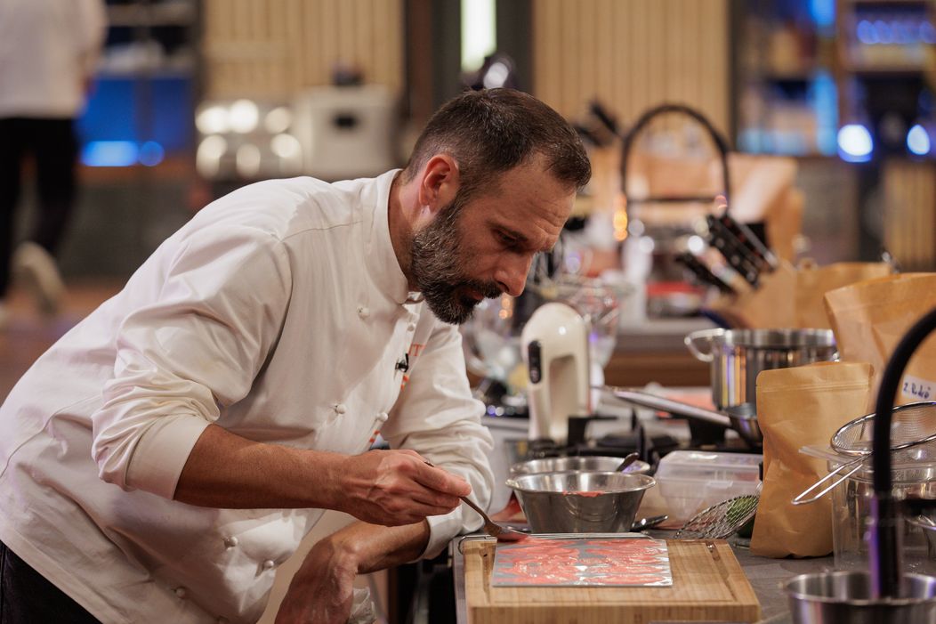 Finala MasterChef România, 16 decembrie 2025. Începe proba desertului, cea care poate decide totul. Emoțiile finaliștilor ating cote maxime atunci când Florin Dumitrescu pune trofeul pe bancul fi (14)