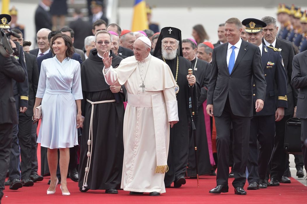 Papa Francisc împreună cu Carmen și Klaus Iohannis. FOTO: INQUAM Photos/Eduard Vînătoru