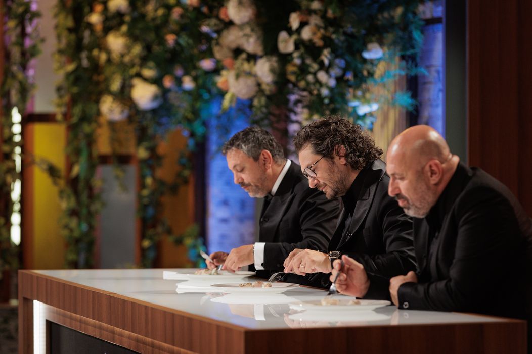 Finala MasterChef România, 16 decembrie 2025. Cei trei chefi taie în carne vie la degustarea felului principal. Finaliștii au mizat pe preparate riscante, dar MasterChefii sunt atenți la fiecare  (7)