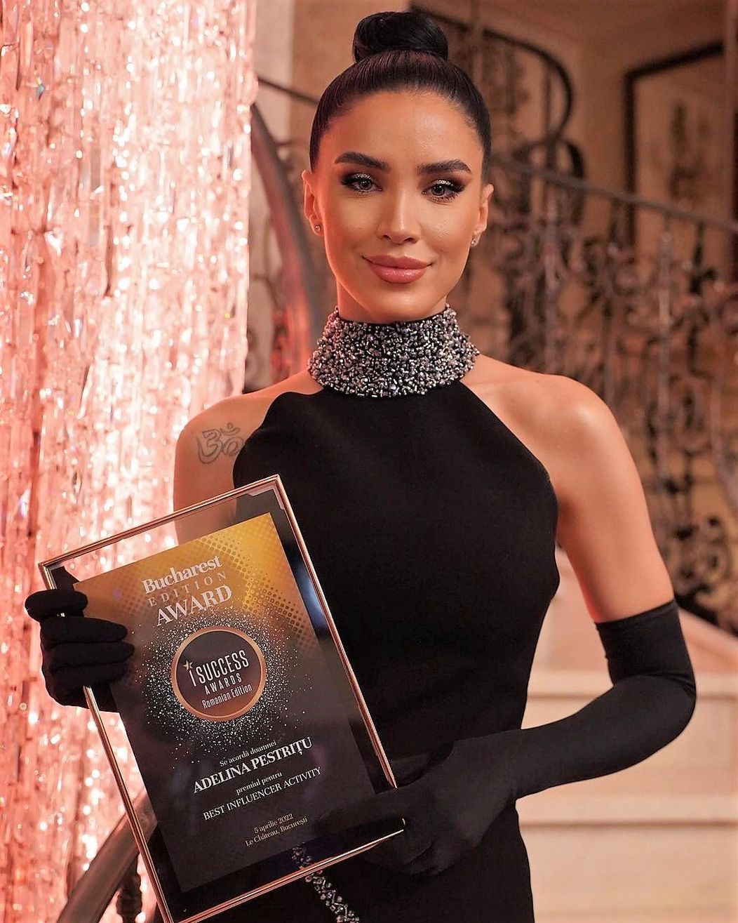 Adelina Pestrițu pozează în Le Chateau la gala I Success Awards 2022 București cu premiul în brațe