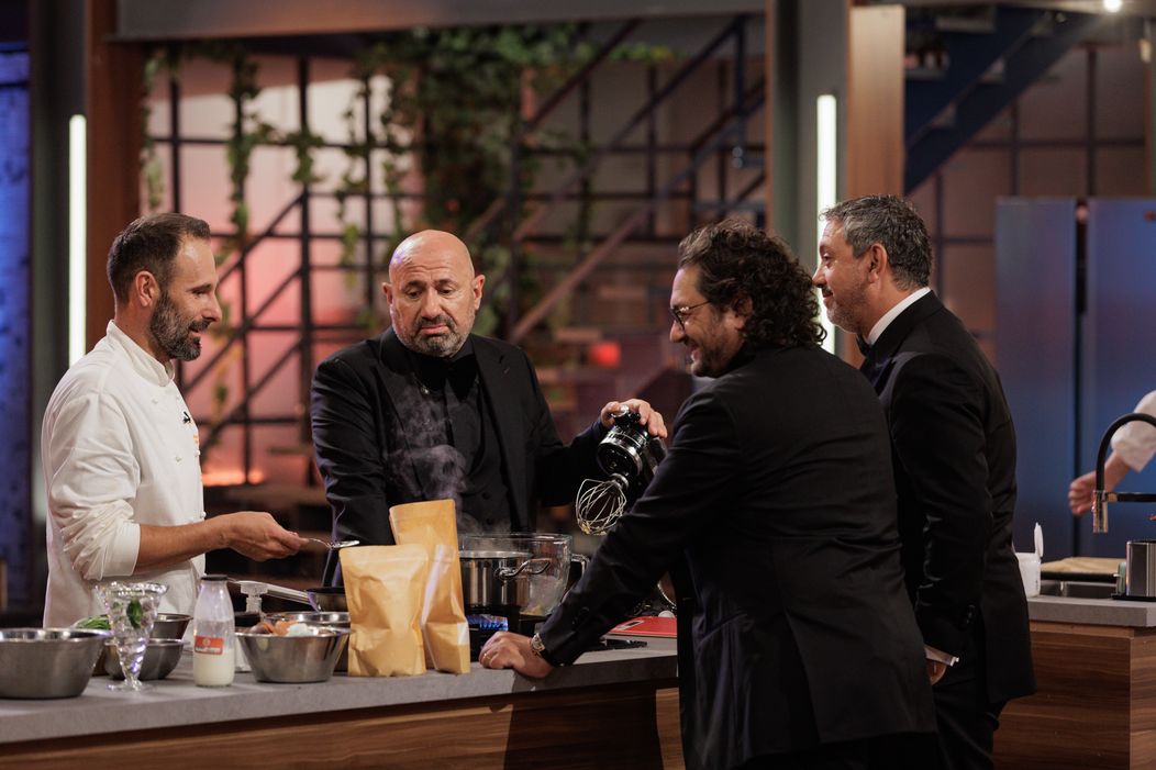 Finala MasterChef România, 16 decembrie 2025. Începe proba desertului, cea care poate decide totul. Emoțiile finaliștilor ating cote maxime atunci când Florin Dumitrescu pune trofeul pe bancul fi (3)