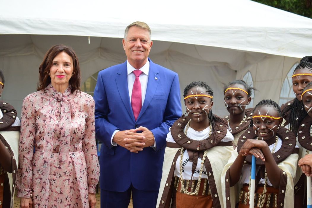 carmen si Klaus iohannis alaturi de eleve in Kenya