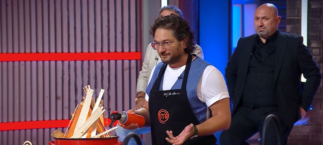 Chef Florin Dumitrescu face o demonstrație incendiară, în platoul MasterChef. Gătește, la foc deschis, o rețetă simplă, dar spectaculoasă wagyu și cunopidă arsă „Mi s-a părut ceva inedit” (6)