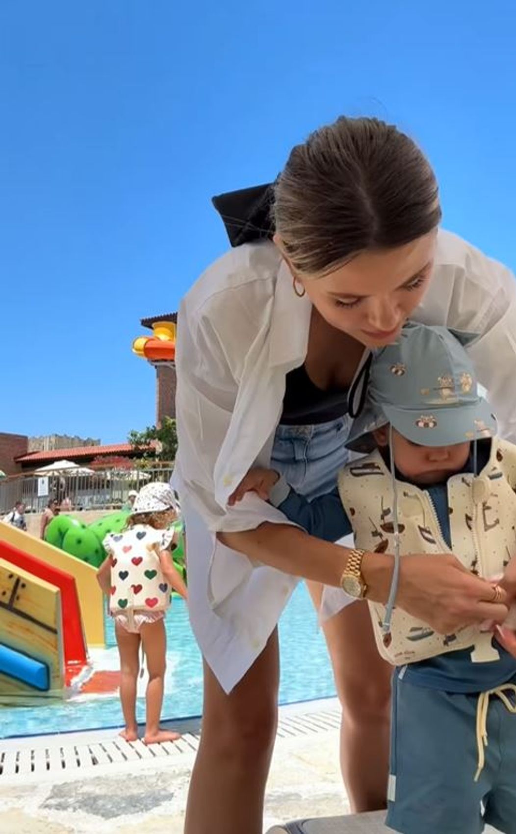 emili in vacanta cu picii