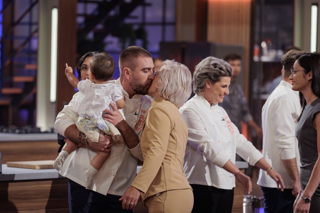 Finala MasterChef, 11 decembrie 2024. Finaliștii intră în bucătăria MasterChef, pregătiți să lupte pentru marele trofeu. Cei trei concurenți sunt copleșiți d (33)