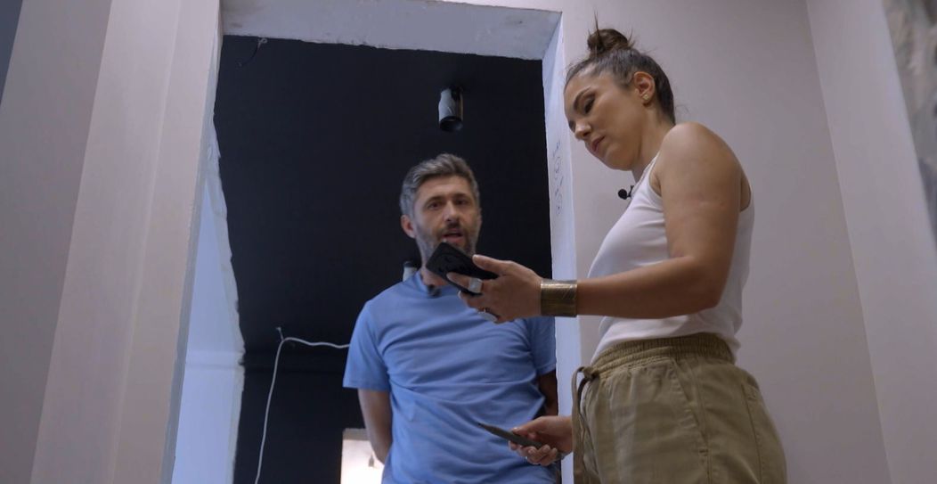 Cristina Joia vrea să respecte dorința familiei Covaci și decide să păstreze găurile făcute în perete de câine. Proiectul special al lui Omid se lacă cu repercursiuni „Mă dor ochii”  (3)