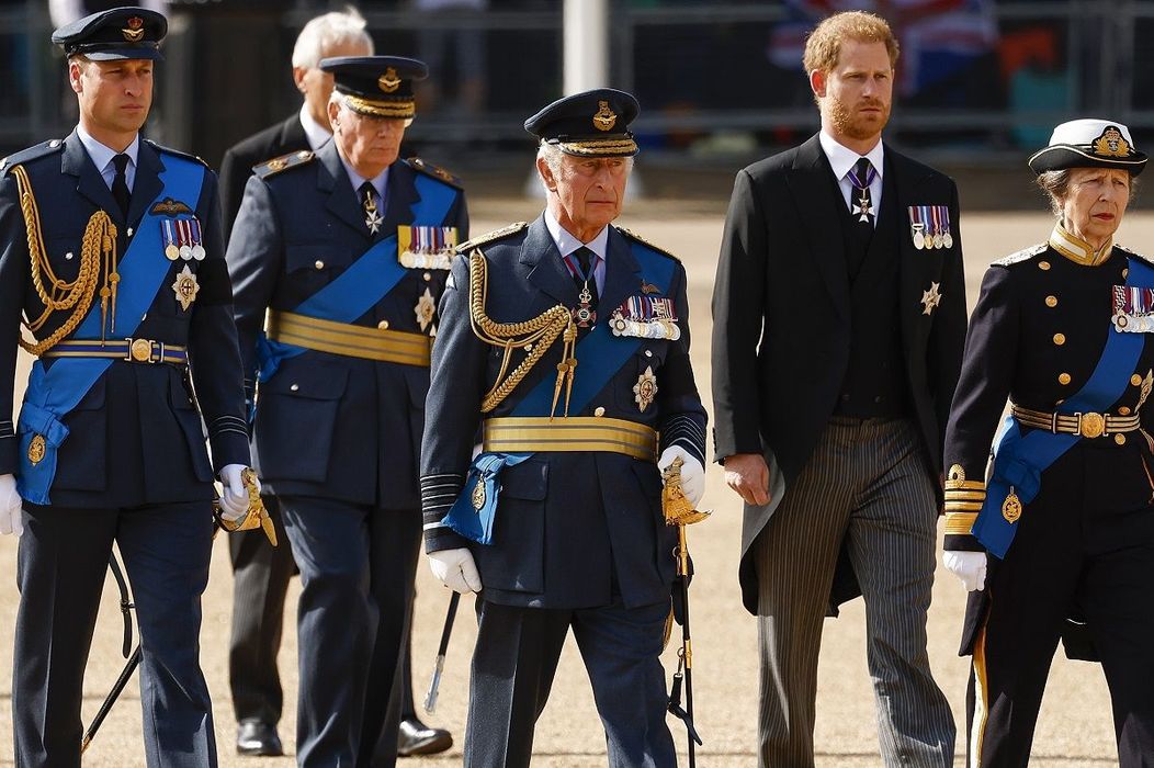 Regele Charles III, fiii săi și sora Anne însoțesc cortegiul funerar al mamei sale, către Westminster Hall