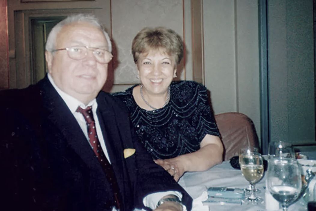 Alexandru Arșinel și soția lui, Marilena Arșinel, zâmbesc în timp ce sunt fotografiați la o petrecere