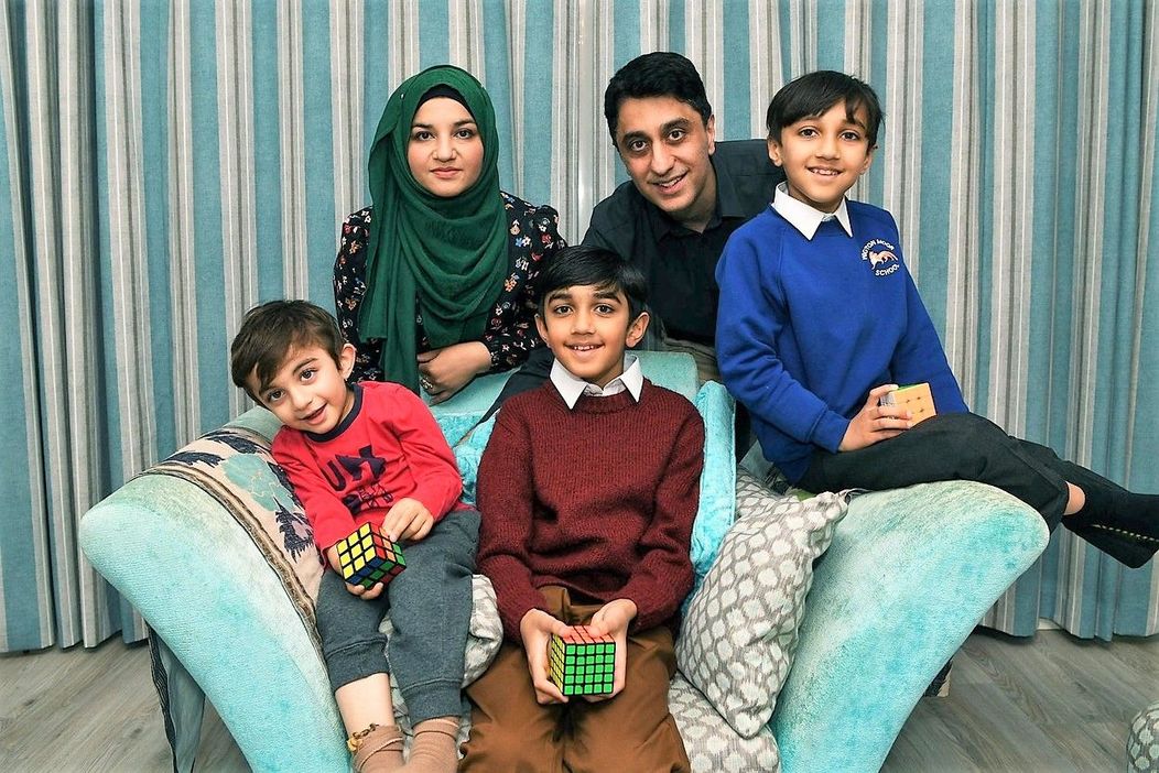 Yusuf Shah și familia lui zâmbesc la camera foto după performanța notabilă înregistrată de puștiul din Leeds la testele Mensa