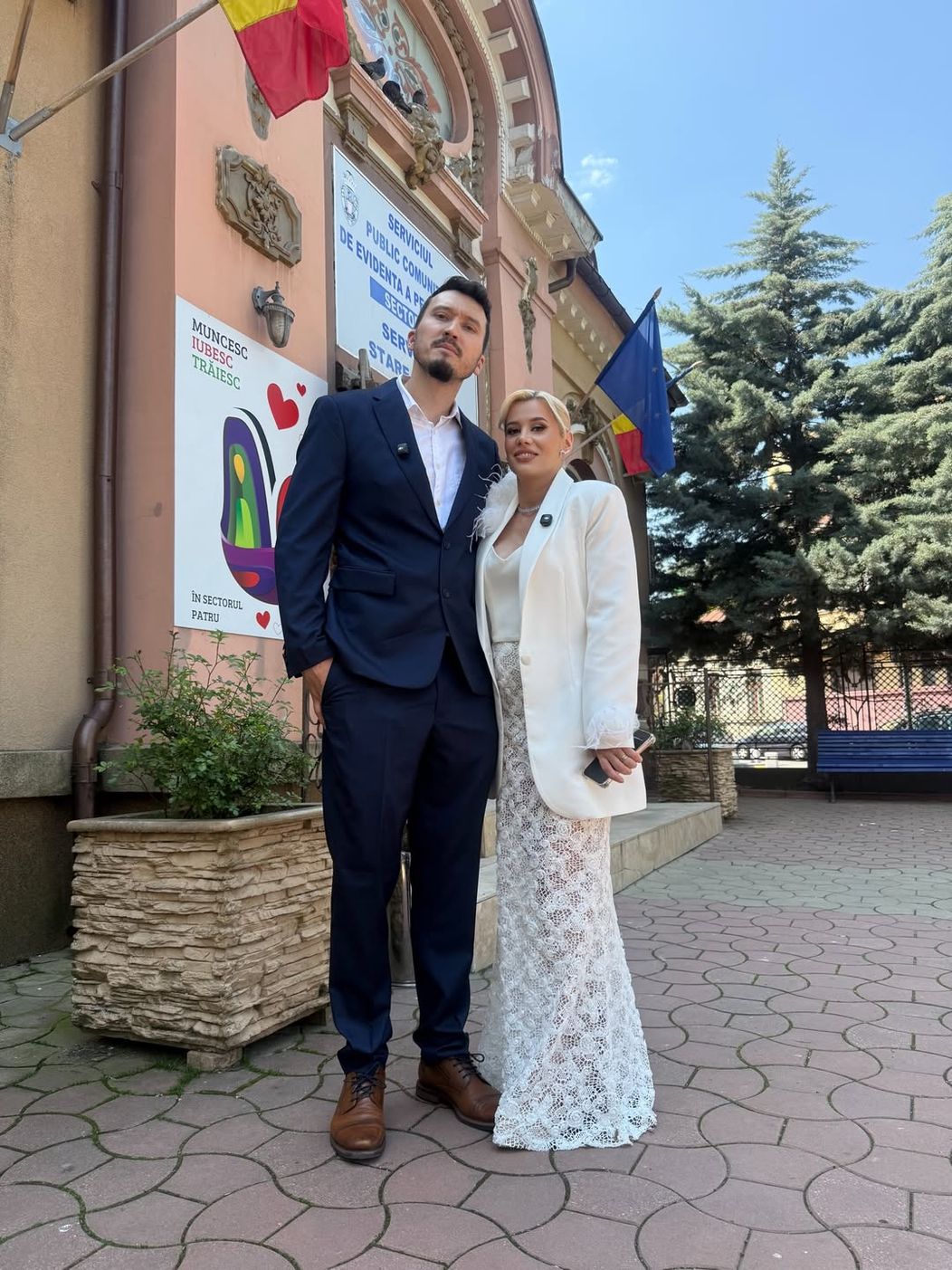 Nu ne îmbrăcăm frumos dar și când o facem , o facem din motive importanteStyling @ely_adam Rochi