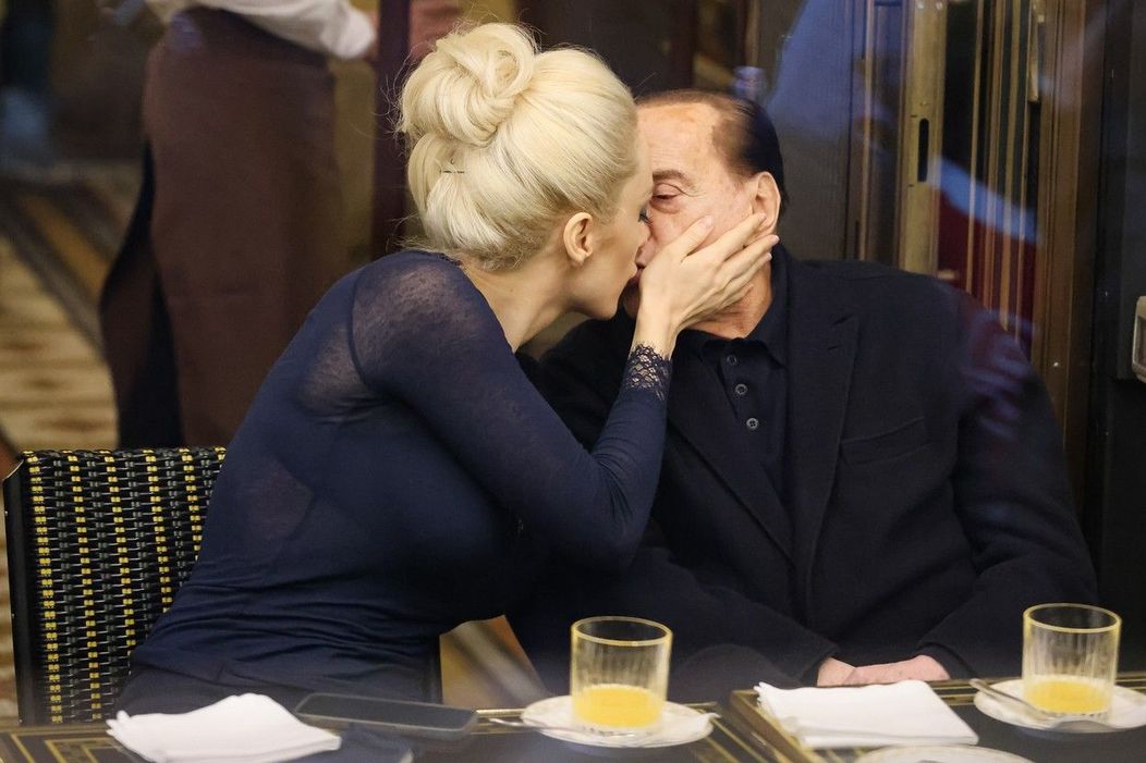 Silvio Berlusconi o sărută pe iubita lui, Marta Fascina, la restaurant