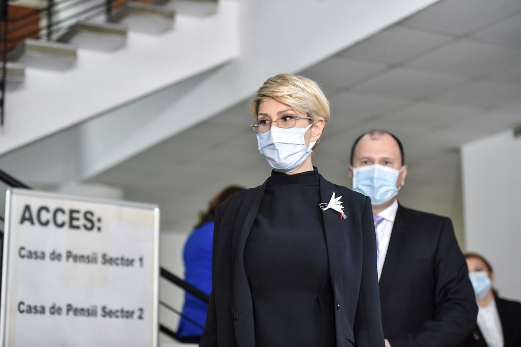Reacția ministrului de interne după ce Raluca Turcan a fost surprinsă fără mască în compania a 8 persoane