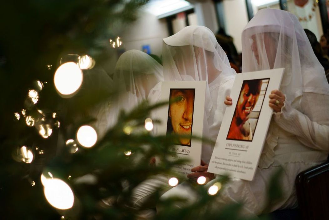 Un priveghi a fost organizat în memoria celor 26 de persoane care și-au pierdut viețile la școala din Sandy Hook