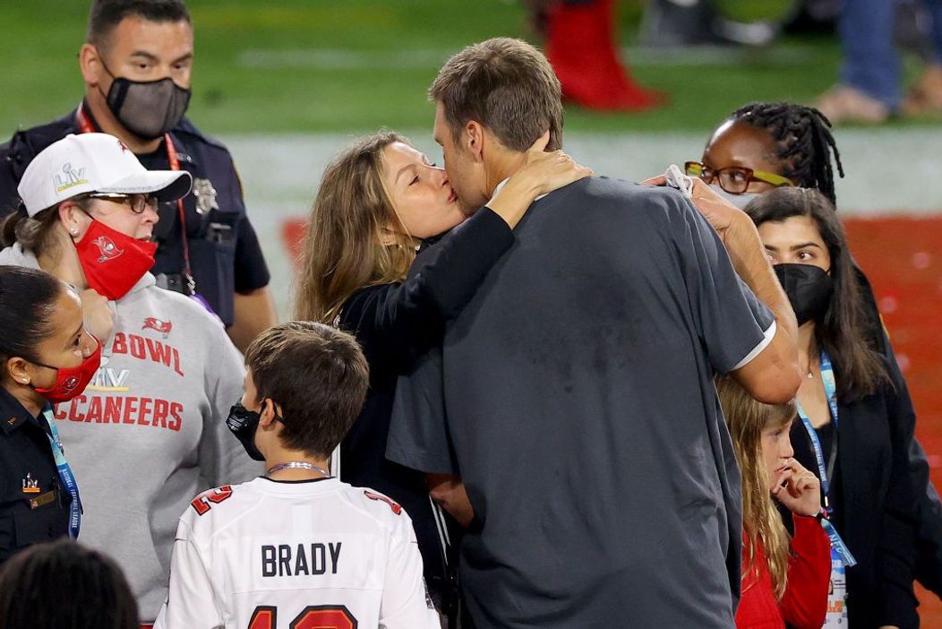 Gisele Bundchen îl sărută pe soțul ei, Tom Brady, după o partidă de fotbal din Liga Americană de Fotbal 
