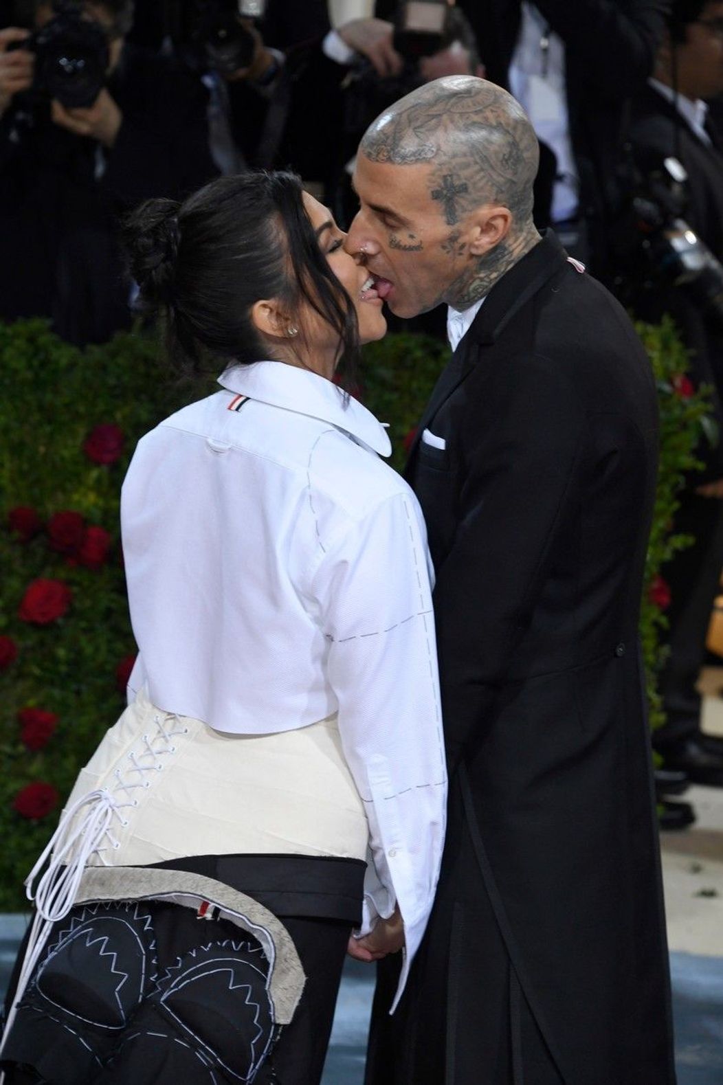 Kourtney Kardashian și Travis Baker se sărută pe covorul roșu la Met Gala 2022