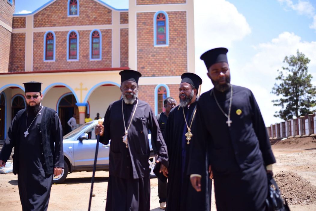 Părintele Nectarie, Părintele Arhimandrit Timoteios, Vicar Patriarhal din Goma, și Părintele Dimitrios prezbiter au vizitat șantierul bisericii ortodoxe din Rwamagana