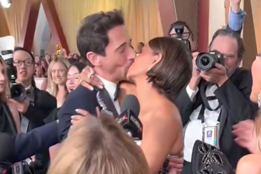Actor-Adrien-Brody-kisses-Halle-Berry-oscars-2025-030225-9afb11616d0340118e2f26a4dee8cd17
