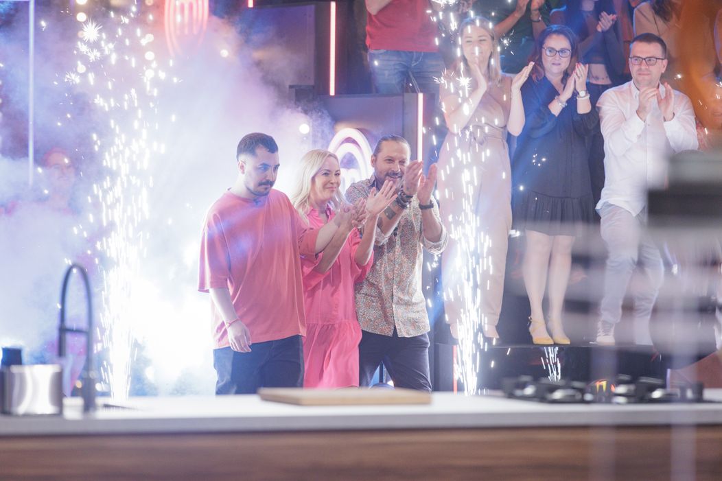 Finala MasterChef, 11 decembrie 2024. Finaliștii intră în bucătăria MasterChef, pregătiți să lupte pentru marele trofeu. Cei trei concurenți sunt copleșiți d (6)