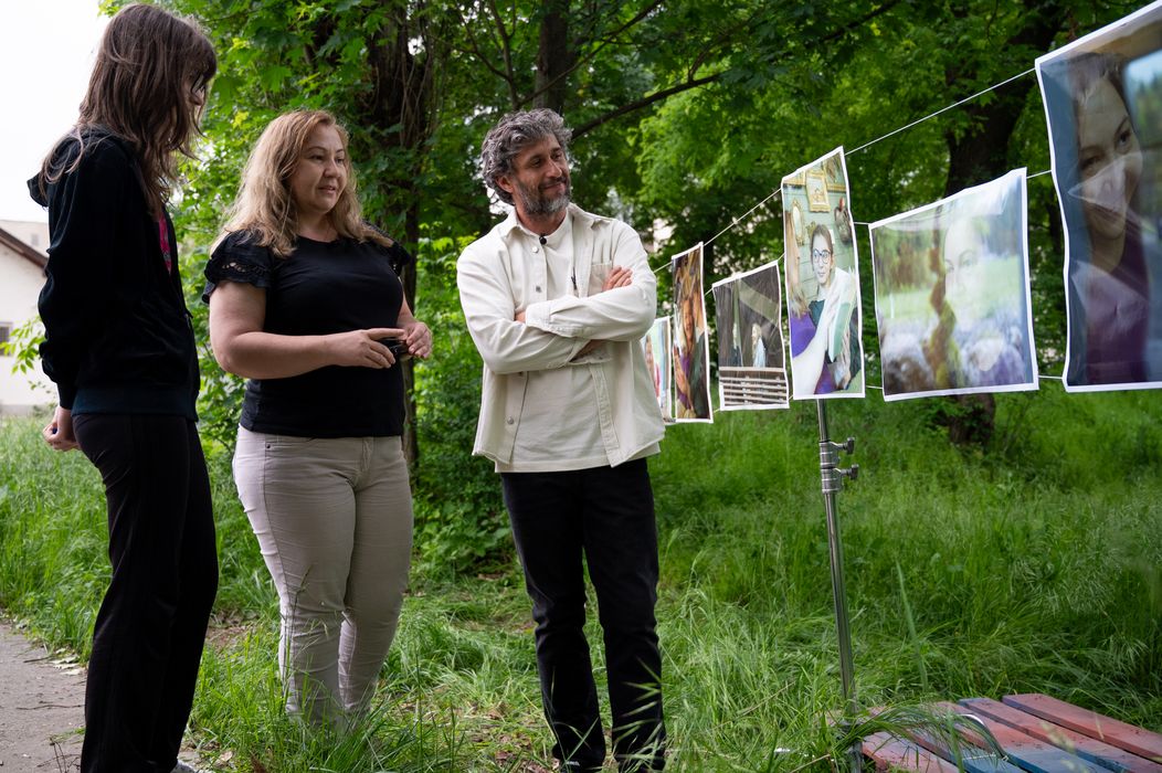 Titica și Dariana sunt surprinse cu o expoziție care se lasă cu lacrimi. Dragoș Bucur le prezintă, într-un mod un (5)