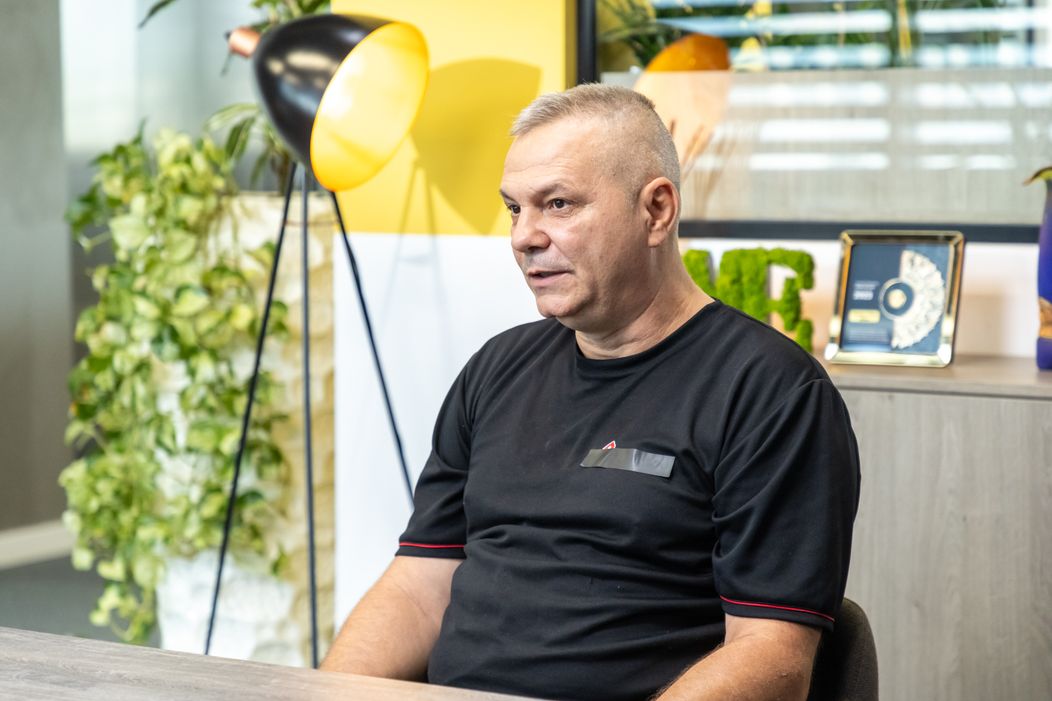 Șef sub acoperire, 21 noiembrie 2024. Eugen Ene, livratorul care a dormit în scările de bloc, este recompensat pentru munca depusă. Surpriza pe care i-a pregătit-o șeful sub acoperire îi ajută să își (10)