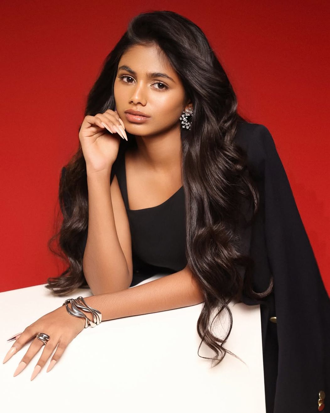 In Frame @maleeshakharwa Photographer - @dinesh_ahujaStyled By - @styled_by_meera @tryagaintoobadStyle Team - @styledbymannat @jahal_ahir07Makeup - @riyasheth.makeuphair Hair - @curlyhairmakeupgirl Lighti (1)