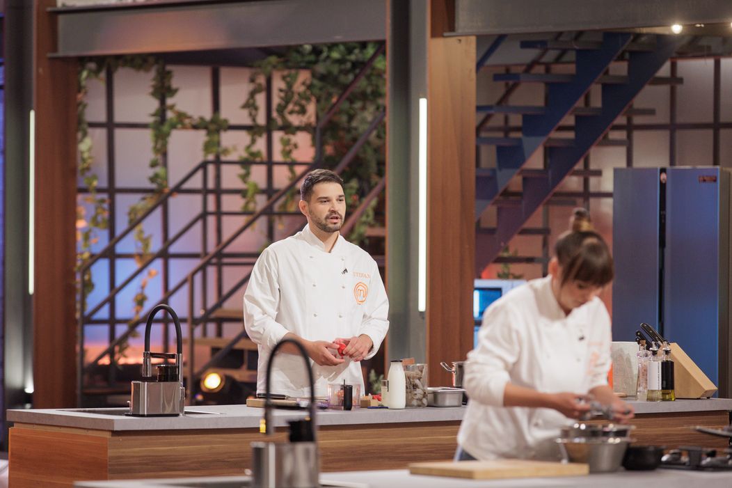 Finala MasterChef România,16 decembrie 2025. Începe prima probă a finalei sezonului 10. Foștii concurenți își exprimă la unison antipatia pentru Florin Drăgoiu și le fac galerie celorlalți doi fi (3)