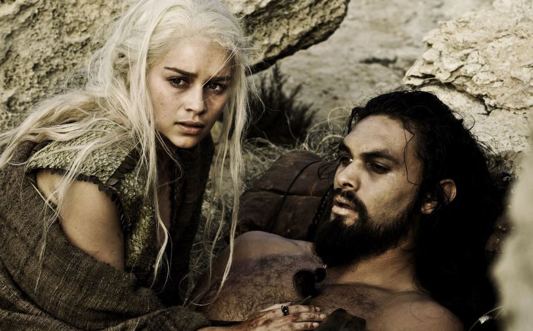 Emilia Clarke și Jason Momoa. FOTO: wall.alphacoders.com
