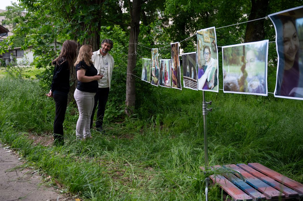 Titica și Dariana sunt surprinse cu o expoziție care se lasă cu lacrimi. Dragoș Bucur le prezintă, într-un mod un (3)