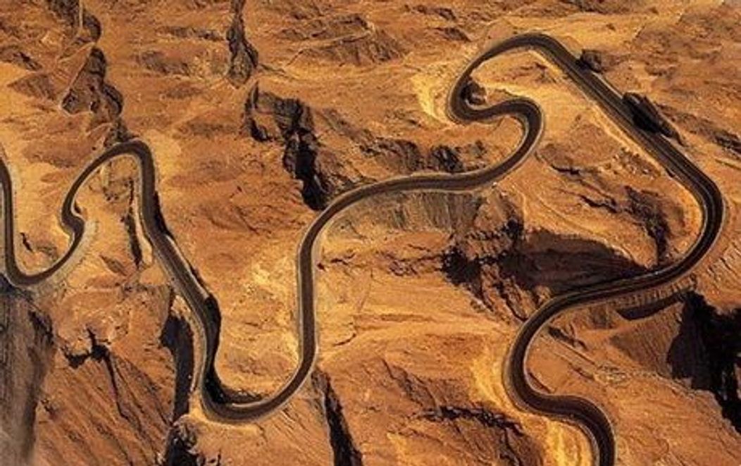 4. The Jebel Hafeet Mountain Road - Emiratele Arabe Unite

The Jebel Hafeet Mountain Road traverseaza o portiune de desert si duce direct la un hotel si la un palat al emirilor.
