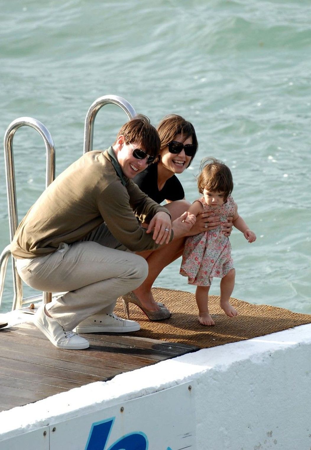 are-15-ani-si-nu-si-a-mai-vazut-tatal-de-cand-avea-8-suri-cruise-este-tinuta-departe-de-grandoarea-hollywood_1