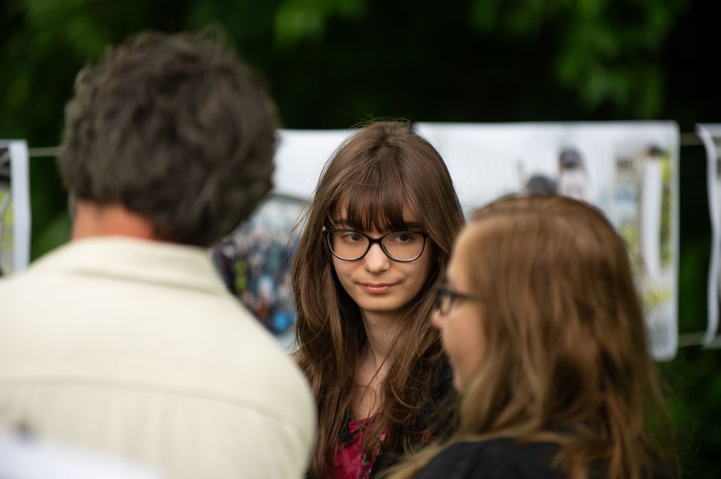 Titica și Dariana sunt surprinse cu o expoziție care se lasă cu lacrimi. Dragoș Bucur le prezintă, într-un mod un (15)