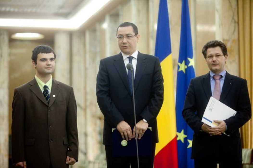 Ionut Budisteanu (S), castigatorul International Science and Engineering Fair, este premiat de prim-ministrul Victor Ponta (C) - 29 mai 2013.