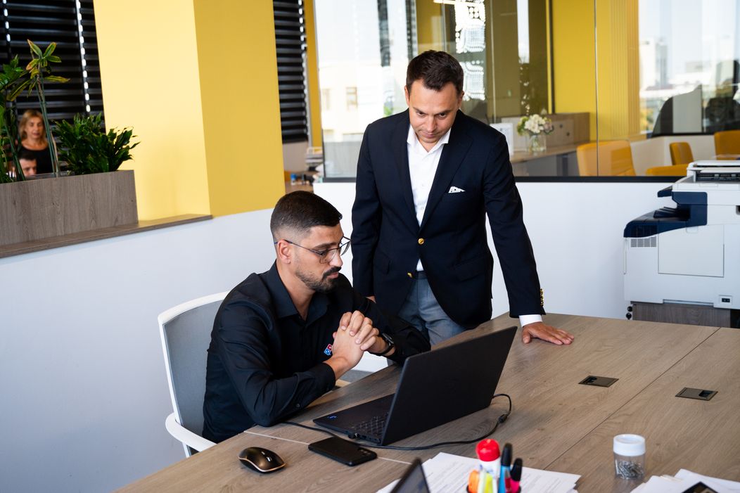  Șef sub acoperire, 21 noiembrie 2024. Alin Hustiu, CEO-ul Domino's Pizza România, devine Șef sub acoperire, în cadrul companiei pe care o conduce, de 12 ani „Vreau să văd atitudinea din te (10)