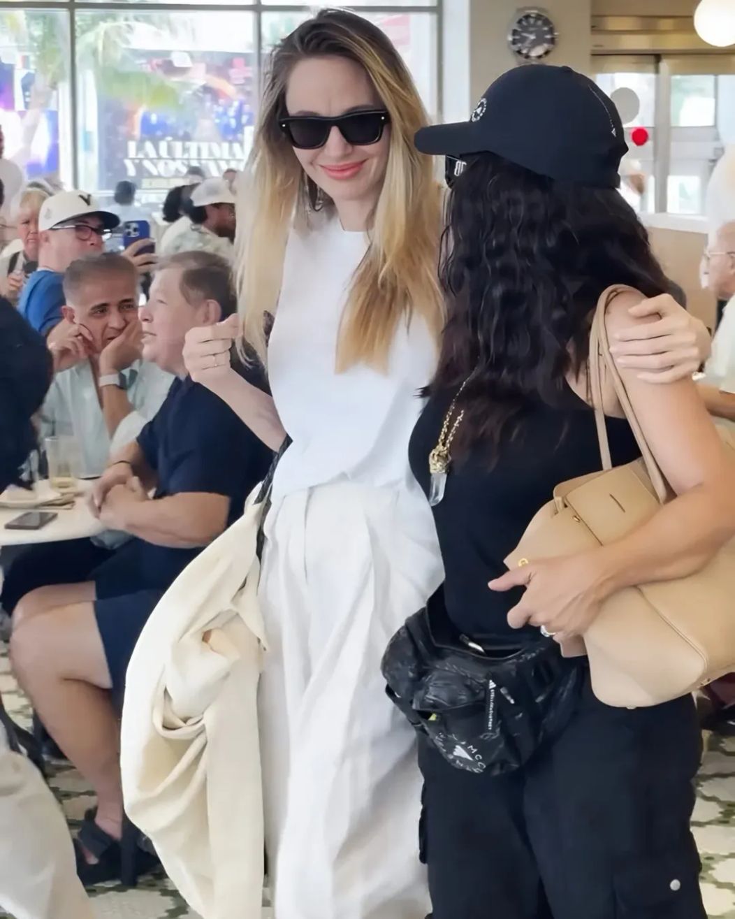 🆕 Angelina Jolie and Salma Hayek Pinault had their breakfast at Gran Cafe De La Parroquia in V (2)