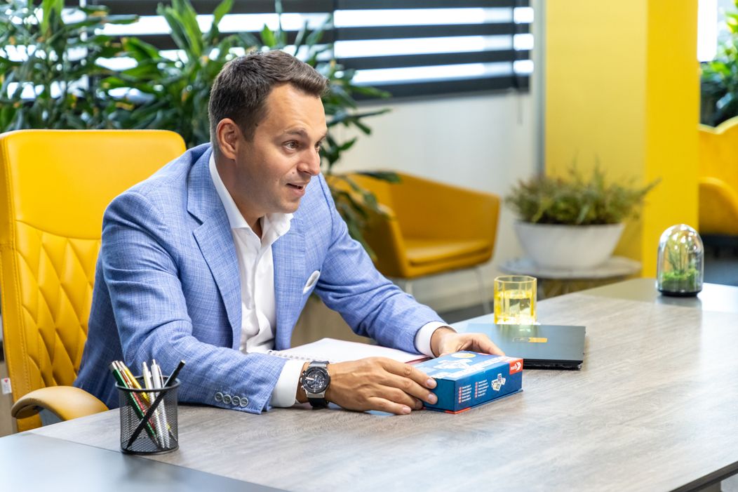 Șef sub acoperire, 21 noiembrie 2024. Eugen Ene, livratorul care a dormit în scările de bloc, este recompensat pentru munca depusă. Surpriza pe care i-a pregătit-o șeful sub acoperire îi ajută să își (11)