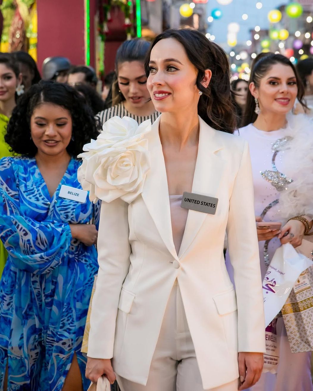 The historic streets of Hyderabad came alive with joy and tradition as the Miss World contestants were warmly welcomed by smiling vendors, artisans, and local residents, celebrating the spirit of global u (6)