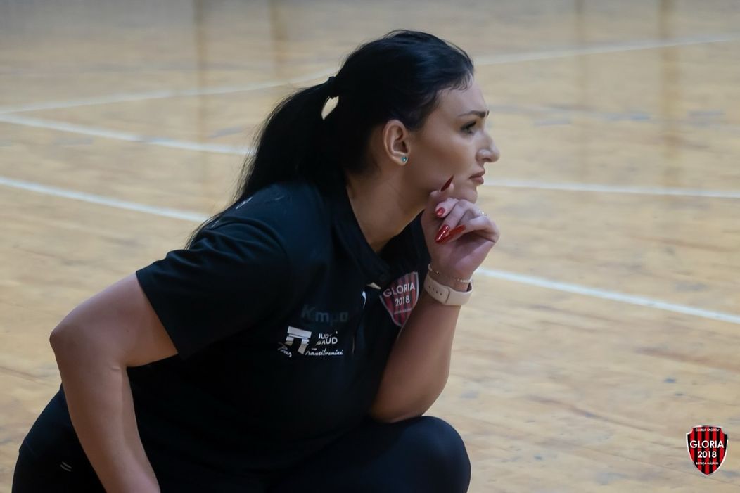 We are fighters   And with that, 2024 comes to an end. Thank you all for attending 🫡  @cristinavlasa #handball #handballcoach #womanhandball #womancoach #kezilabda #balomano #handballteam #handballpassio (3)
