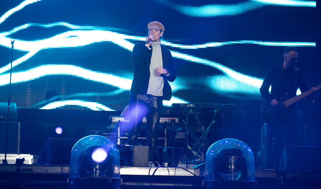 Tudor Chirila canta pe scena Arena Nationala la We Are One